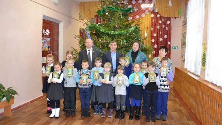 Депутат Брянской областной Думы Василий Клюенков выступил в роли новогоднего волшебника