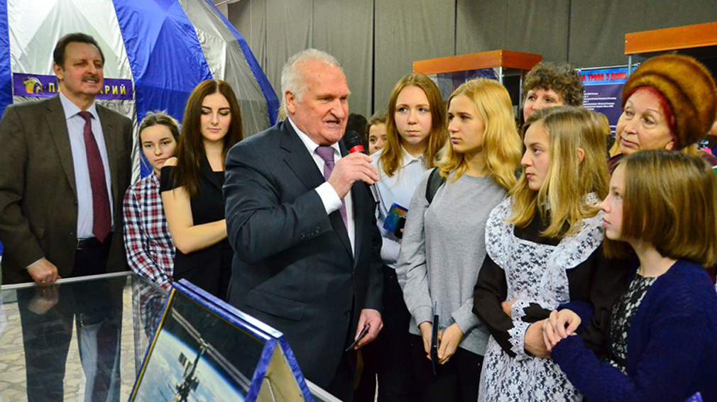 Выставка «Звездный сын Брянщины» открылась в брянском краеведческом музее