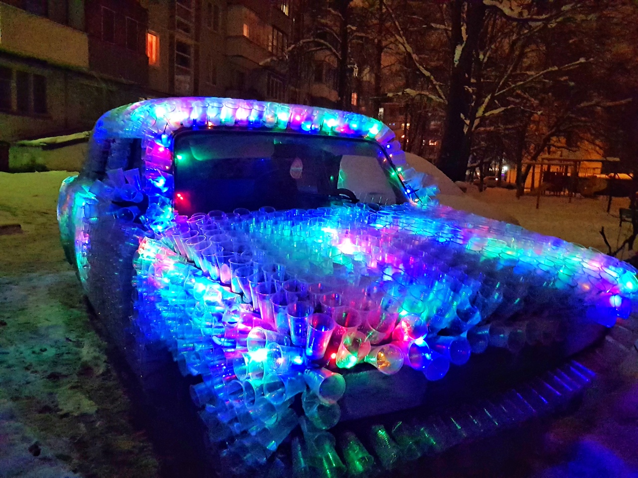 Житель Брянска превратил свою машину в «северное сияние»