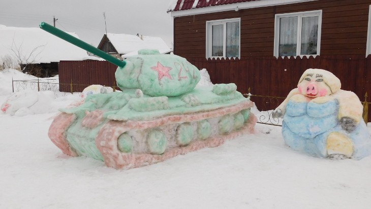 Снежные фигуры в Синезерках Брянской области порадовали  жителей