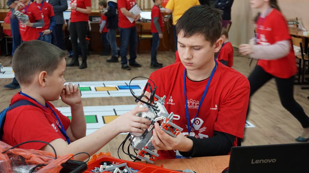 В  Брянском лицее соревновались роботы и программисты