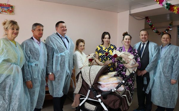 Вице-губернатор Брянской области пообщался с мамами «новогодних» малышей в Клинцах