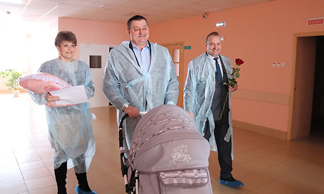 Вице-губернатор Брянской области Александр Резунов поздравил клинцовские семьи с рождением малышей