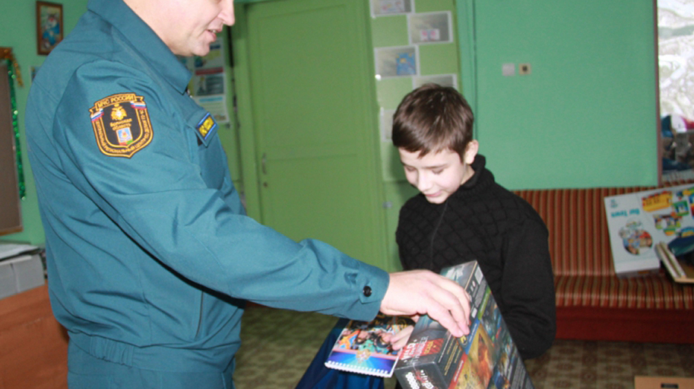 Брянские сотрудники МЧС исполнили желание ребенка из школы-интерната