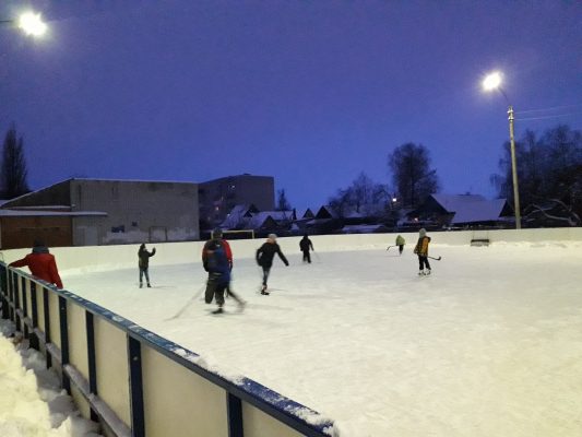 1 января в Трубчевске Брянской области на катке под открытым небом собрались любители хоккея и фигурного катания