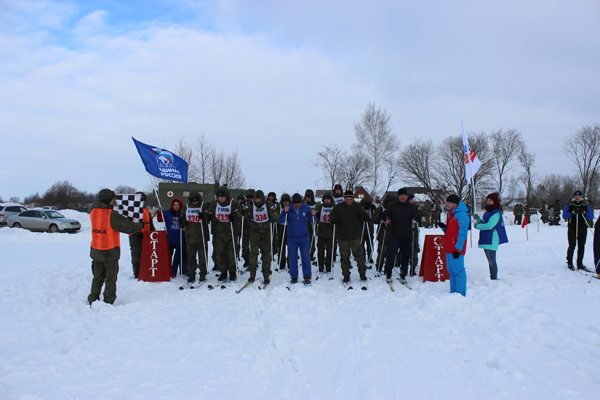 В брянсколм Почепе  прошли соревнования по лыжным гонкам между молодогвардейцами и военнослужащими
