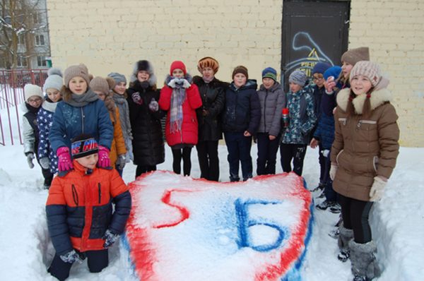 Лицеисты из брянской Жуковки организовали Снежную сказку