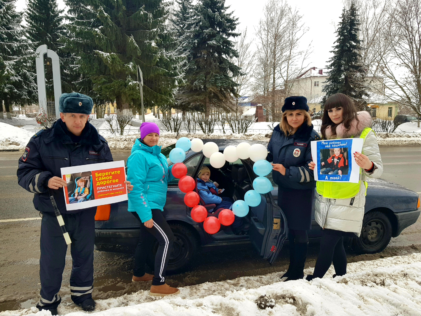 Вместе с госавтоинспекторами и волонтерами карачевские водители выступили за ответственное отношение родителей к перевозке детей