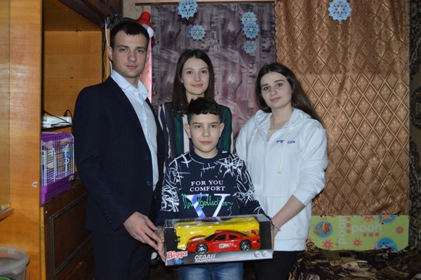 Брянские сторонники «Единой России» и молодогвардейцы поздравили ребенка с ОВЗ с Днем защитника Отечества