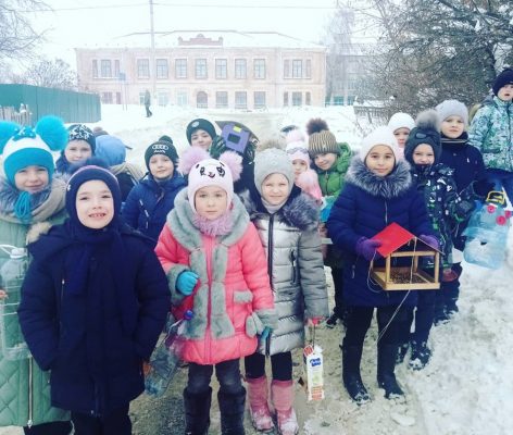 Первоклассники  Комаричей  Брянской области  проводят  акцию «Покормите птиц»