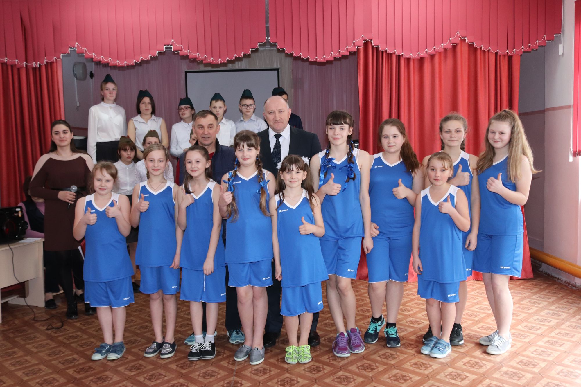 Депутат брянской областной Думы Василий Евсеев презентовал трубчевской баскетбольной команде спортивную форму