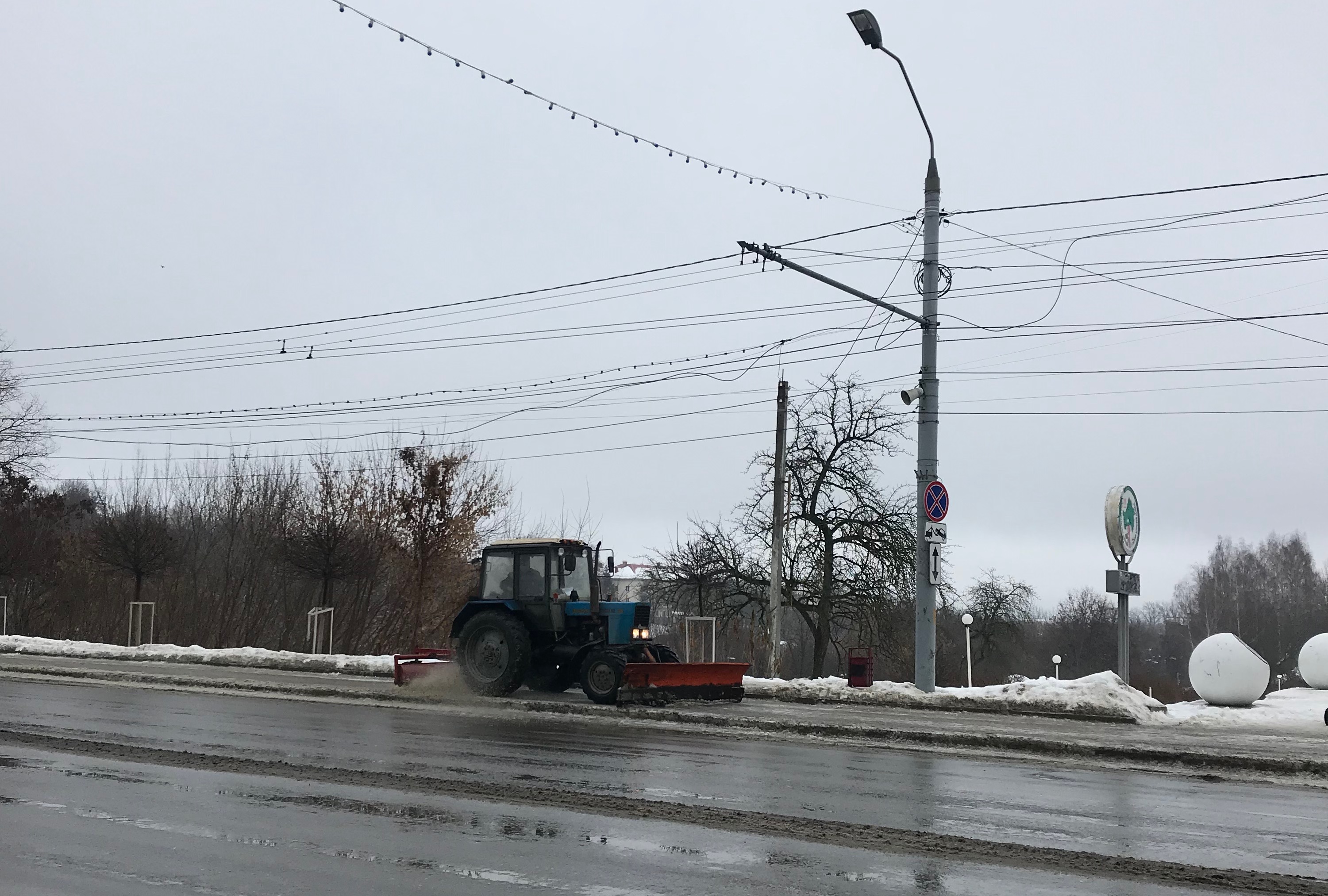Коммунальные службы Брянска борются с гололедицей