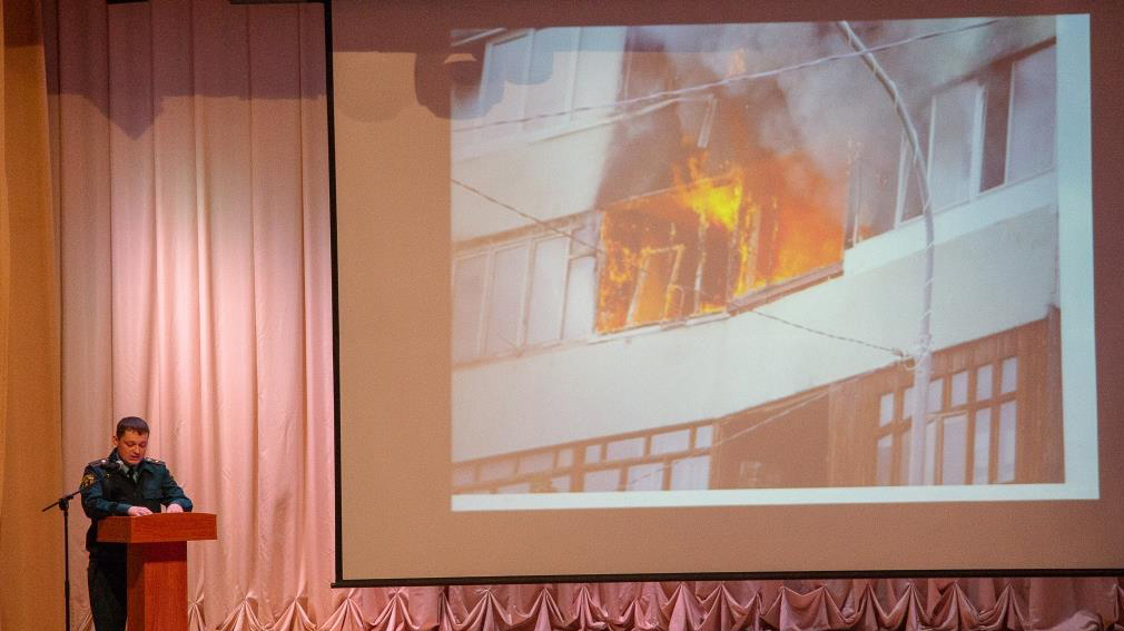 В Брянске прошла встреча сотрудников МЧС со студентами