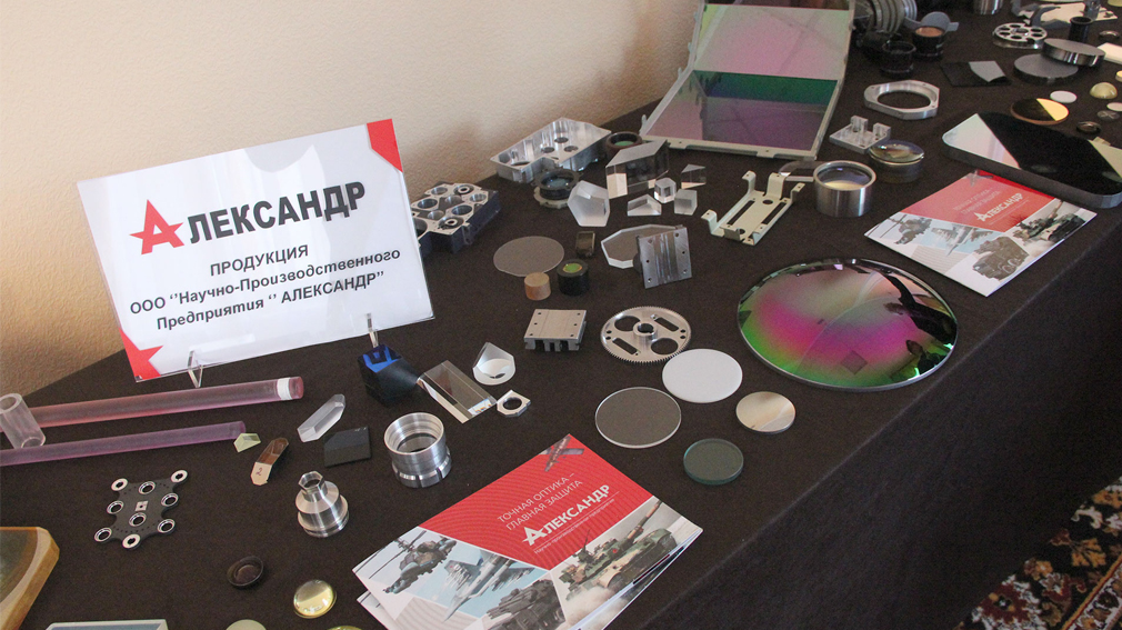 Губернатору Брянской области  подарили объектив, который полетит на Луну