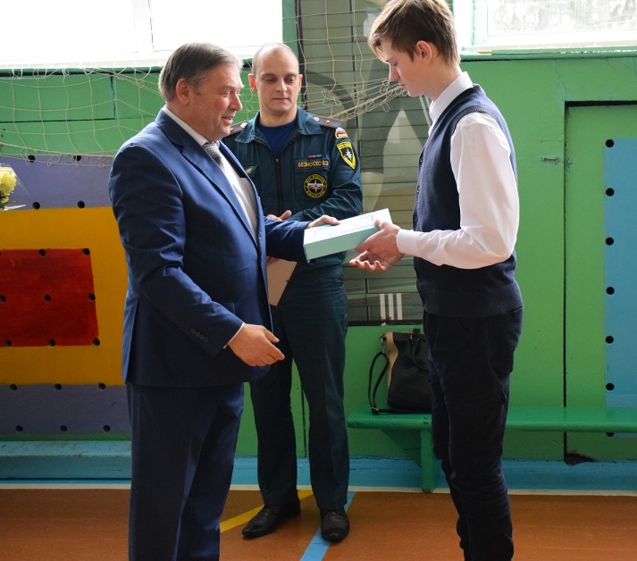 В брянском Климове наградили подростка, который спас тонущего мальчика