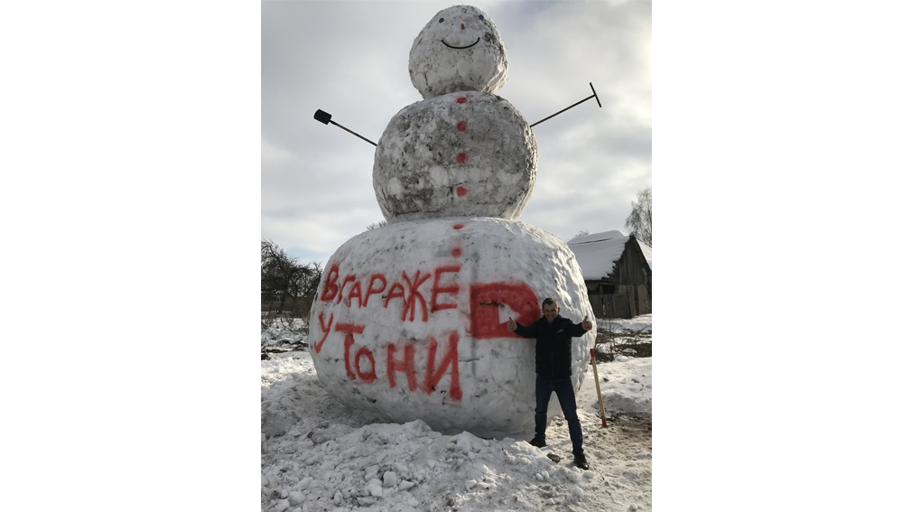 Брянские рекламодатели слепили семиметрового снеговика