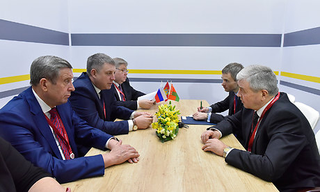 Губернатор Брянщины Александр Богомаз провел в Сочи рабочую встречу с Чрезвычайным и Полномочным Послом Республики Беларусь в РФ Владимиром Семашко