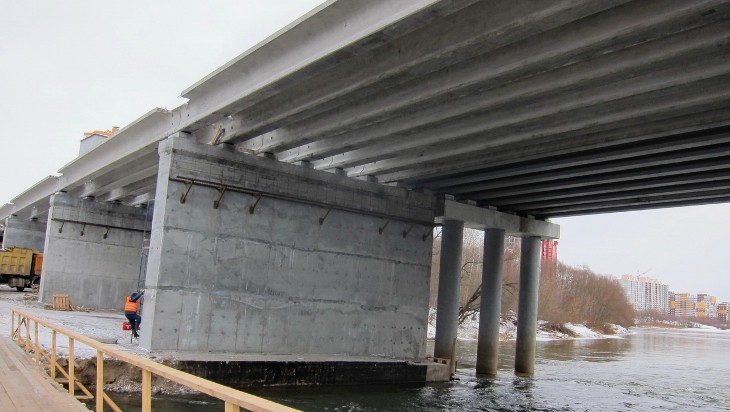 На Первомайском мосту  смонтированы  четыре пролёта