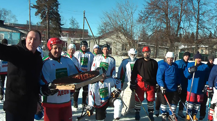 Хоккеисты из брянской Жуковки поздравили губернатора Александра Богомаза с Днем рождения