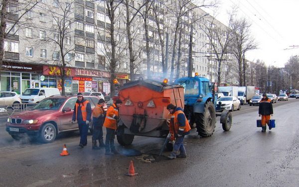 В Брянске активными темпами ведется ямочный ремонт