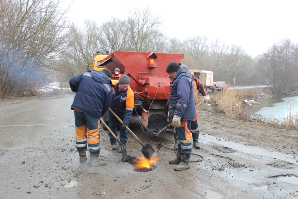 Дорожники из брянских Комаричей начали ямочный ремонт дорог