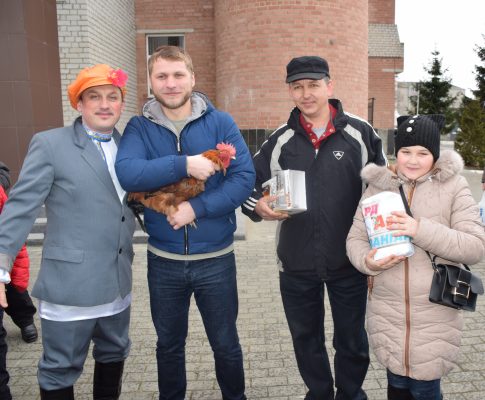  На Масленицу журналисты климовской  газеты «Авангард» угощали  жителей  блинами
