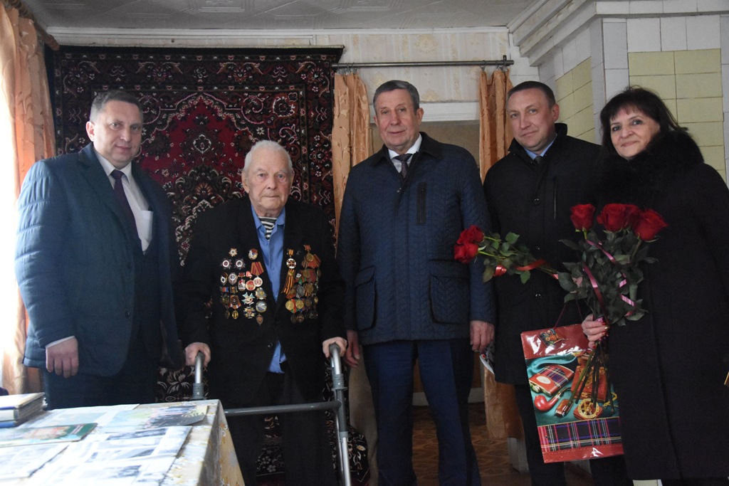 Владимир Попков поздравил легендарного брянского разведчика с Днём рождения