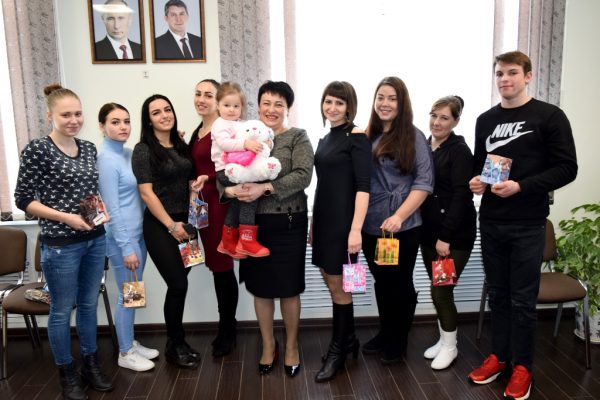 Глава администрации  Выгоничского района Брянской области  встретилась с обладателями нового жилья