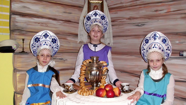 Брянская школа благородных девиц представила мир прекрасного