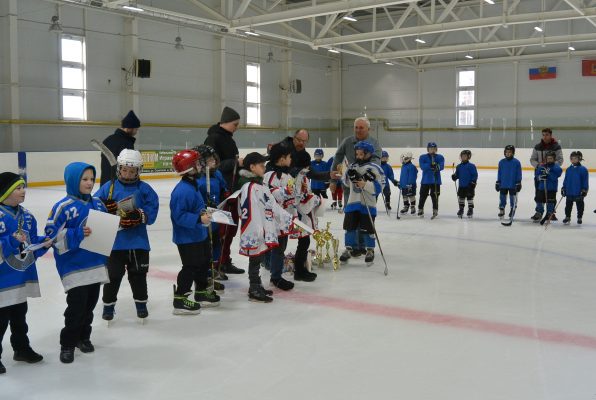 В Трубчевске Брянской области прошел турнир по хоккею, посвященный 8 Марта