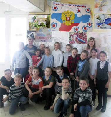 Выставка детских рисунков на тему «Севастополь. Крым. Путь домой»проходит в брянских Комаричах