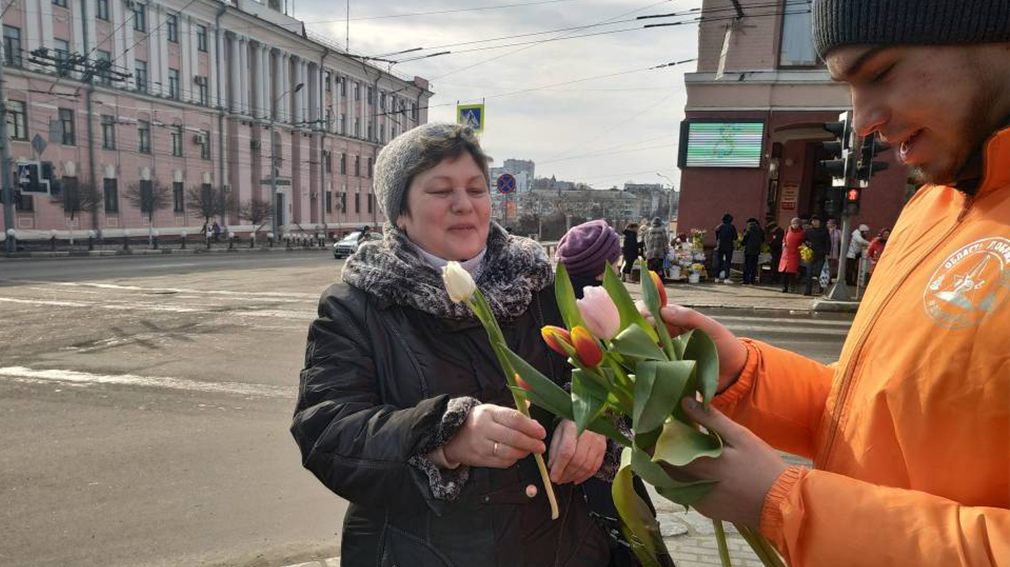 Брянские волонтеры поздравили женщин с праздником