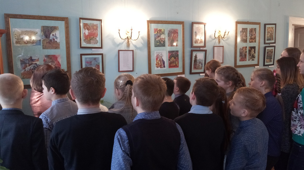 Выставка «России сердце не забудет» работает в брянском Овстуге