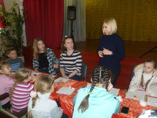 В первый день весны в Речицком СДК Жуковского района Брянской области прошёл мастер-класс по изготовлению тряпичной куклы-оберега