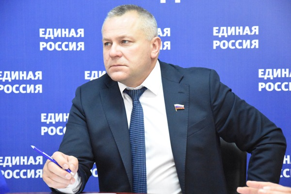 Депутат госдумы Валентин Суббот помог брянской сироте с ремонтом квартиры