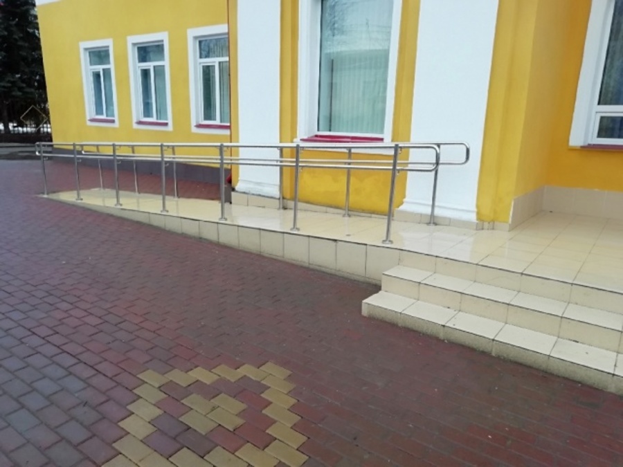 В рамках гарантии подрядчик заменил облицовочную плитку у входа в брянский театр кукол