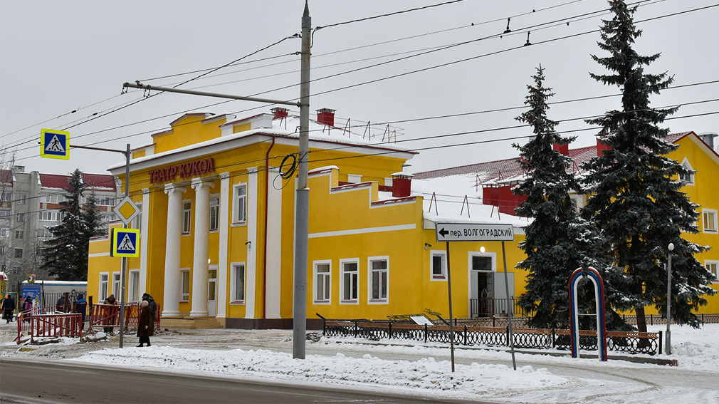 Брянский живописец Владимир Мурашко посетил театр кукол