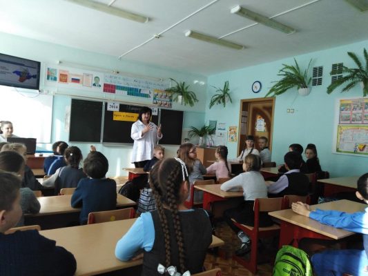 В образовательных учреждениях Трубчевского района прошли тематические  мероприятия, посвященные пятилетию воссоединения Крыма с Россией