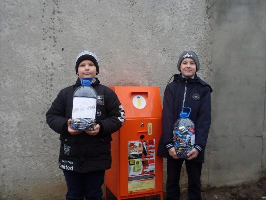 Ученики сельской школы из Трубчевского района Брянщины провели акцию  «Сдай батарейку – получи яблоко!»