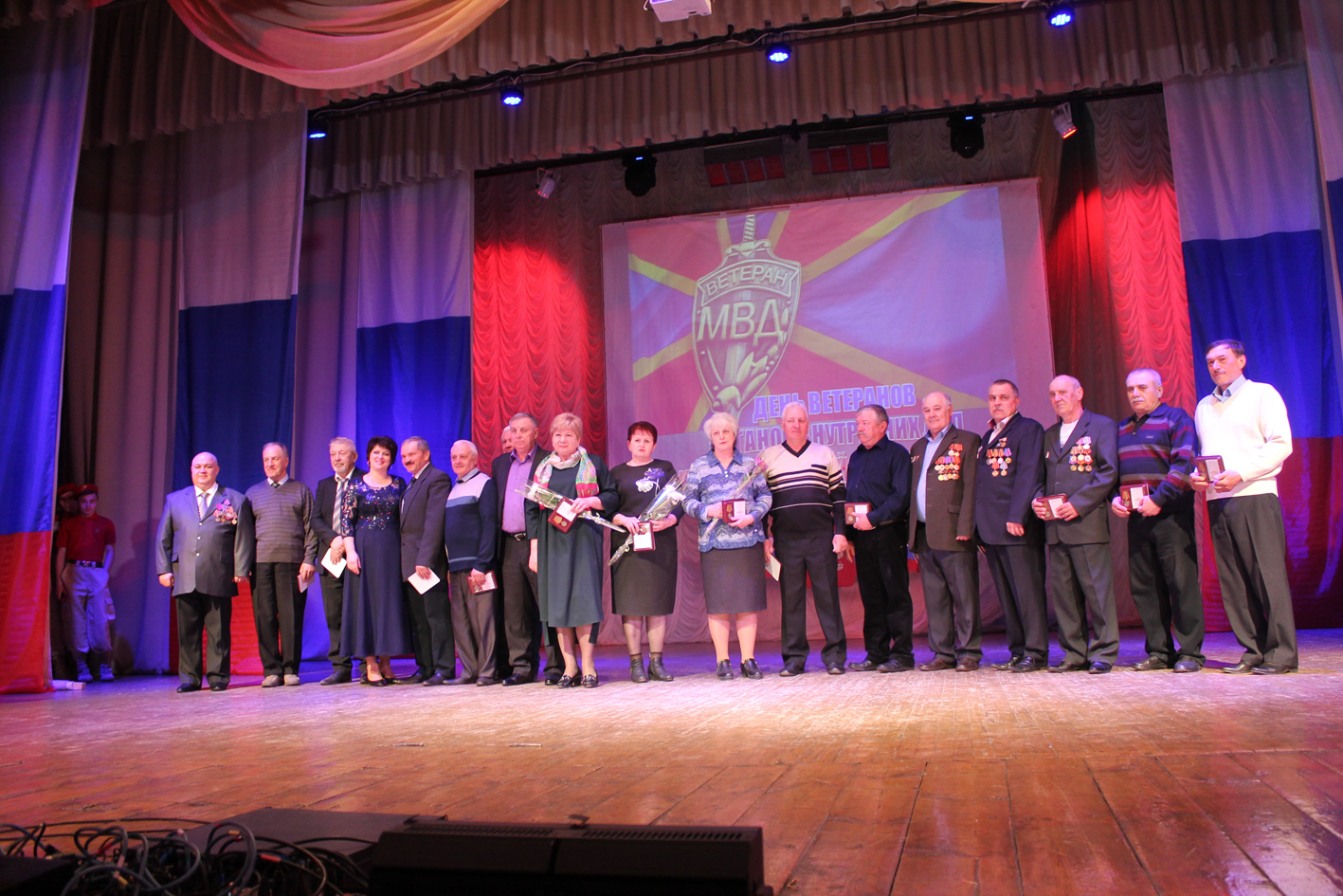 В Карачеве поздравляли ветеранов ОВД и ВВ России