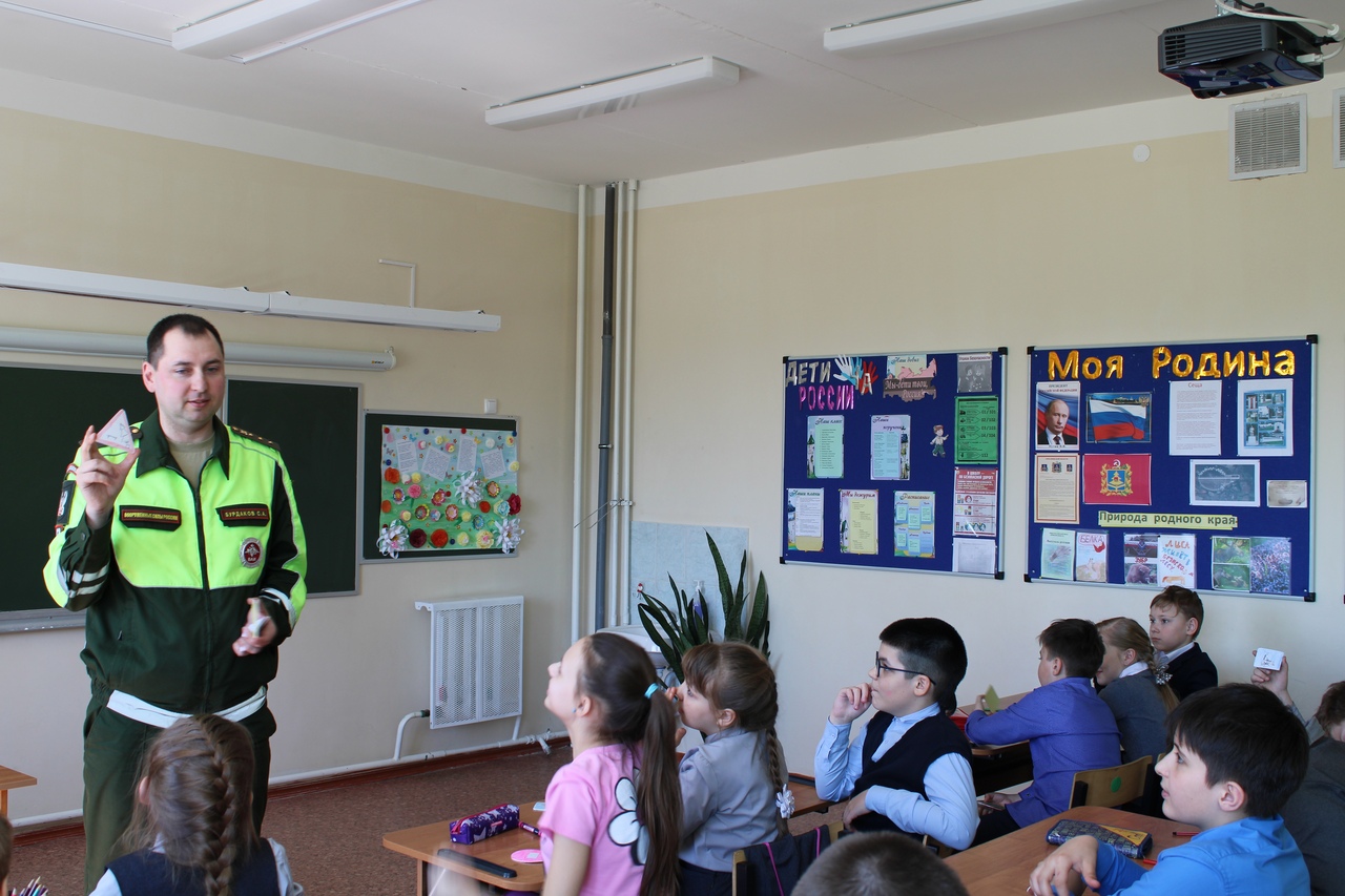 Сотрудники 93 военной автомобильной инспекции провели мероприятие со школьниками