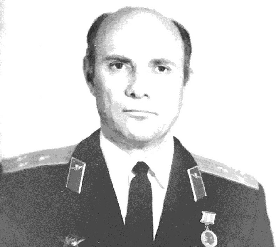 Владимир Шаманов посетил могилу своего военного наставника В Брянской области