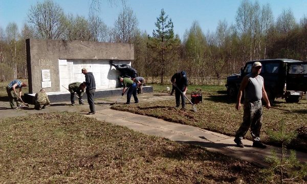 Активисты из брянской Дубровки благоустроили территорию в лесу, где находилась Первая Клетнянская партизанская бригада