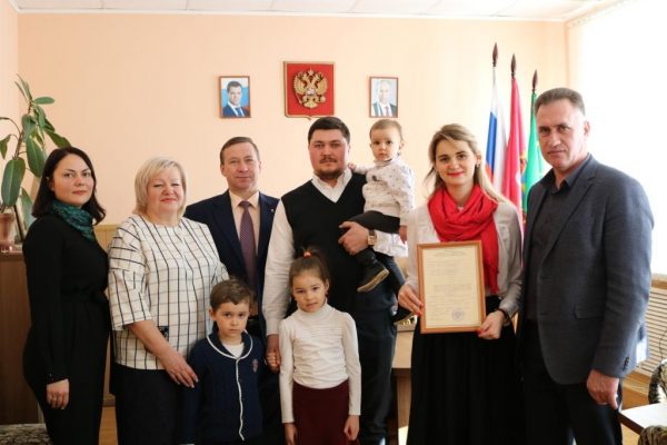 Сертификат на жилье вручили молодой семье из брянской Дубровки