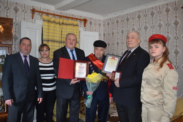 Депутаты фракции «Единая Россия»Суражского района Брянской области присвоили звание Почетного гражданина района военному разведчику