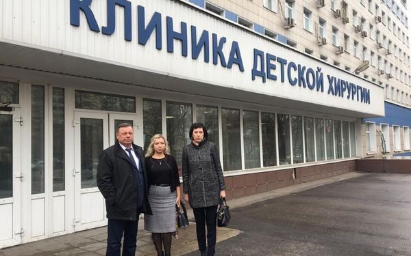 Брянская делегация навестила воспитанника Дубровского детского дома-интерната, проходившего лечение в Москве