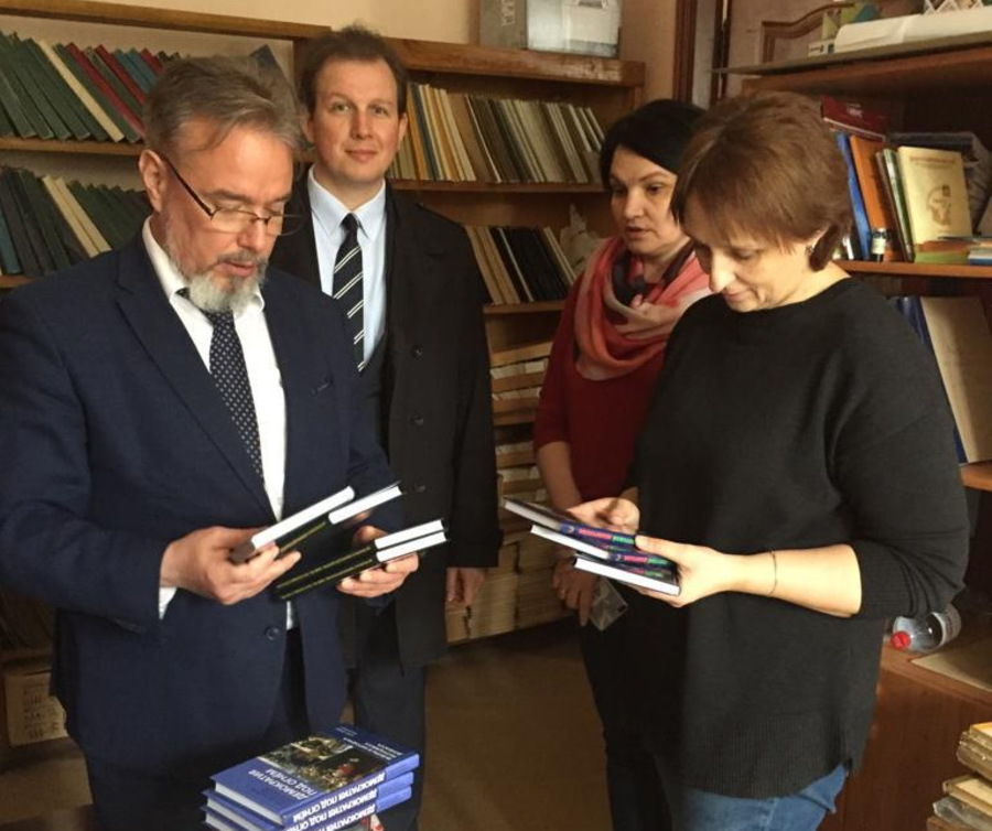 Брянская библиотека получила книги от фонда «Народная дипломатия»