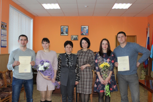 Две молодые семьи из брянских Комаричей получили сертификаты на улучшение жилищных условий