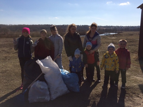 Жители микрорайона Коммунар брянского Сельцо вышли на первый весенний субботник