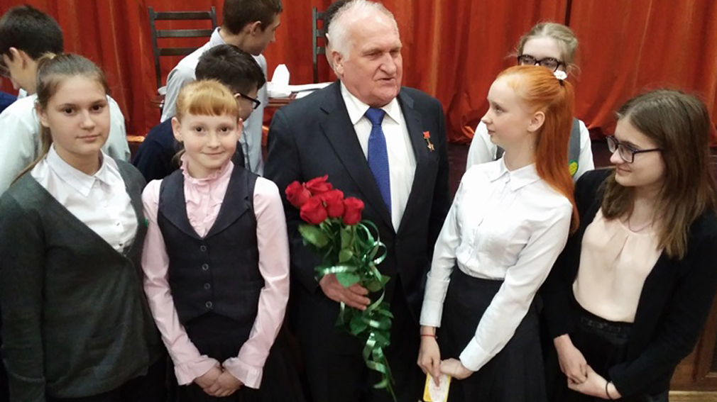 Летчик –космонавт СССР  Афанасьев встретился с брянскими школьниками